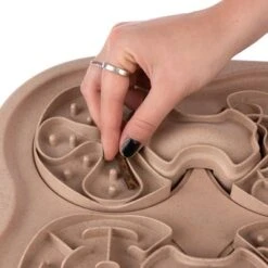 TIAKI Slow Feed Puzzle Juego De Inteligencia Para Perros 30 TIAKI Slow Feed Puzzle Juego De Inteligencia Para Perros -Trixie Tienda De Ventas 307596 intelligenzspielzeug slow feed puzzle fg 4959 9